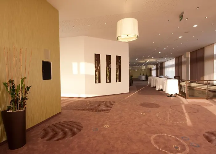 Holiday Inn Bratislava Отель Братислава